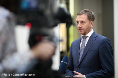  Das Bild zeigt Ministerpräsident Michael Kretschmer bei einem Pressestatement.